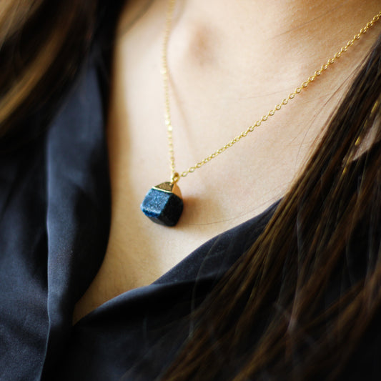 Raw Stone Crystal Necklace Square (Navy Blue)